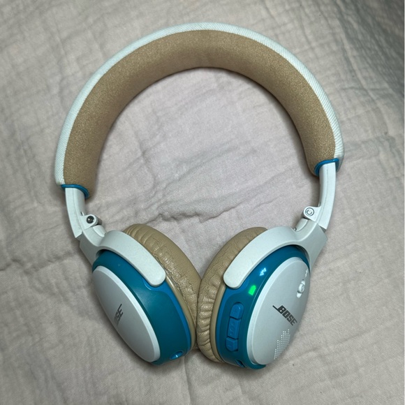 BOSE WHITE SOUNDLINK ON-EAR BLUETOOTH WIRELESS HEADPHONES - Picture 6 of 14